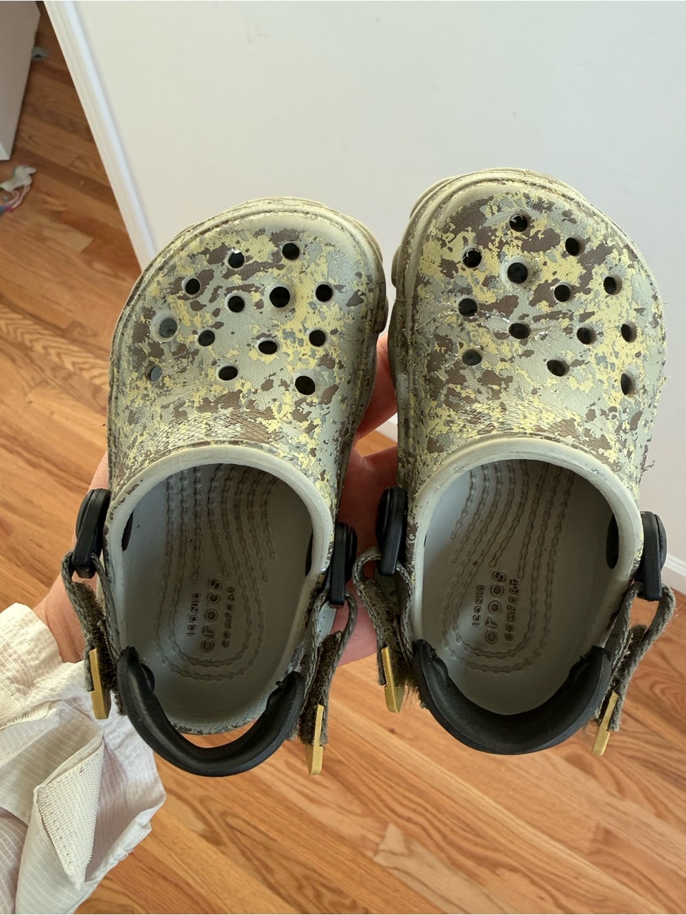 CROCS Kids Clog Sandals in Green and Gold Splatter